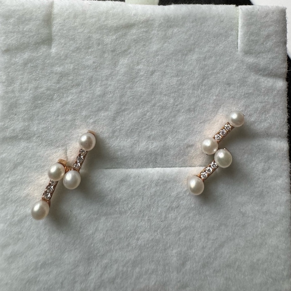Dana Rebecca Design. Pearl Ivy Collection. Diamond and Pearl bolt earrings. - Picture 2 of 3